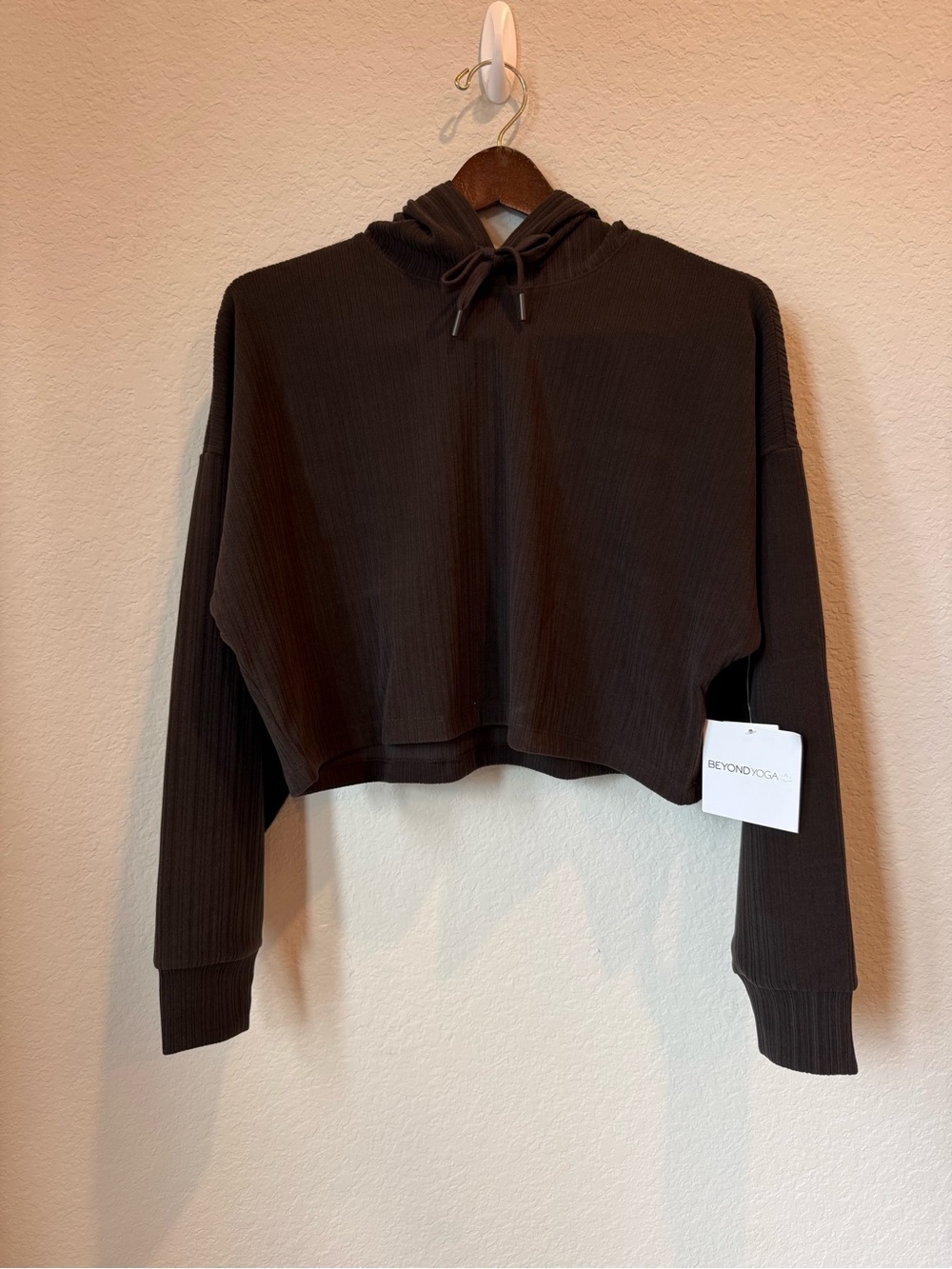 Beyond Yoga Breathe Easy Ribbed Cropped Hoodie - Chocolate Brown
